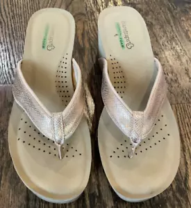 BareTraps Memory Foam Gammie Wedge Sandals Rose Gold Metallic Strap Women's 8 M - Picture 1 of 12