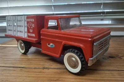 1960's Structo Farms Stake Bed Truck Red, White Stakes Pressed Steel Toy - Image 1 of 4