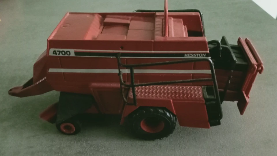 ROS 1:32 - Pressa balle quadre Hesston 4700 - rarità - Immagine 1 di 4