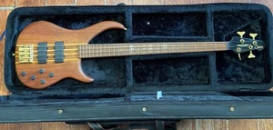 PEAVEY CIRRUS 4 STRING ELECTRIC BASS GUITAR- USED. - Picture 1 of 14