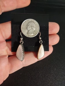 Pendientes colgantes de 5,3 gramos firmados por ley TT Zuni Navajo nativo americano MOP - Imagen 1 de 4