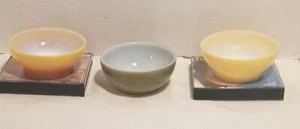 VINTAGE ANCHOR HOCKING FIRE KING 5" YELLOW,GREEN RIBBED BOTTOM CEREAL CHILI BOWL - Picture 1 of 5