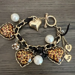 Bracciale Betsy Johnson 7" Charm Cuori Perle Finte Fiocco Nero - Foto 1 di 20