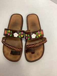 Handgearbeitete Ledersandalen Damen Gr. 6 hellbraun mit schönen Blumen und Tribal. - Bild 1 von 6