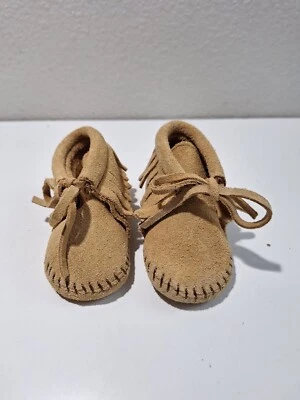 Minnetonka New Infant Size 1 Baby Tan Moccasins Fringe Booties - Image 1 of 4