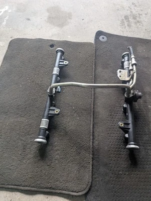 2001-2003 Chevrolet Tahoe  5.3L 4.8L Fuel injector rail pipe Fuel Rail - Image 1 of 4