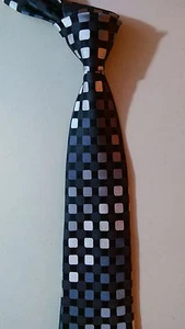 Corbata de seda SEAN JOHN patrón geométrico plateado negro moderno en excelente condición - Imagen 1 de 5