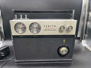 Vintage 1960s Zenith Royal 2000 All-Transistor FM AM Radio engineered wall plug - Bild 1 von 16