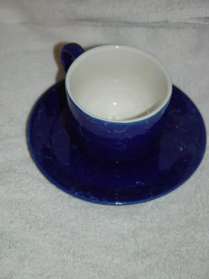 Juego de tazas y platillos de café azul marino con blanco Foto 1 de 4