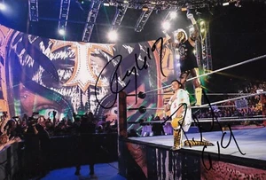 Foto firmada a mano por Rey Mysterio y Dominik Mysterio 12x8 autógrafo WWE 4 - Imagen 1 de 1