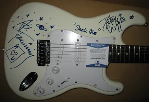 ACE FREHLEY SIGNED KISS GUITAR PETER CRISS ROCK AUTOGRAPH BECKETT CERT X2    - Picture 1 of 9