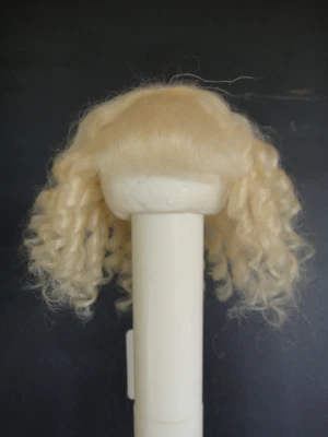 PERRUQUE blond pale en mohair pour poupées T 1 (18 cm - 7.1" tour de tête) - Immagine 1 di 4
