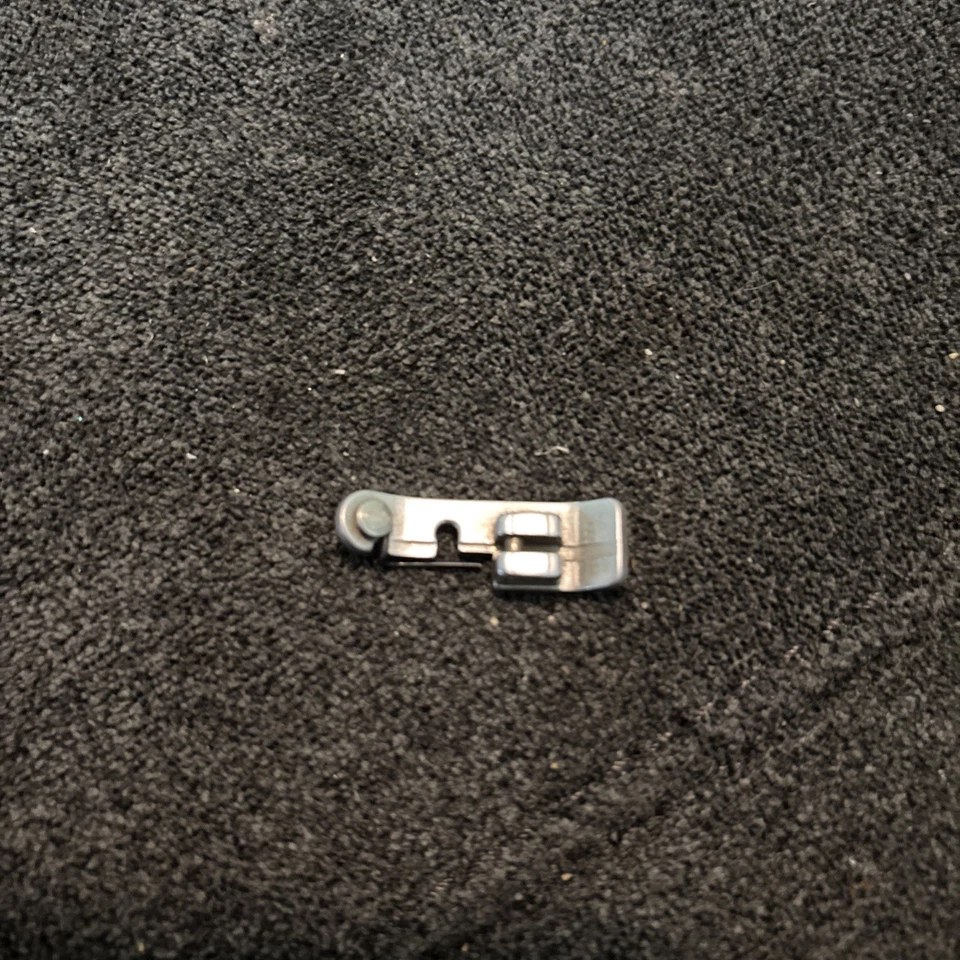 Máquina de coser de vástago inclinado pie de borde nublado para cantante sin marca Foto 1 de 1