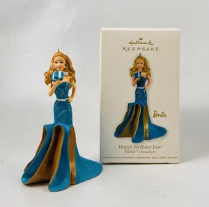 🌟Hallmark Keepsake 2011 "BUON COMPLEANNO KEN" Barbie Decorazione Natalizia da Appendere - Foto 1 di 6