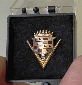 Distintivo spilla vintage CADILLAC MOTOR CAR DIV PREMIO SERVIZIO DIPENDENTI; oro 10 carati; 2,4 grammi - Foto 1 di 4