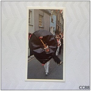 Brooke Bond Tea Card Discovering Our Coast #36 Padstow Obby Oss (CC88)