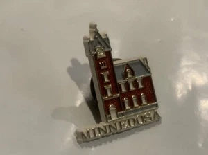 Minnedosa Building Lapel Hat Pin EE - Imagen 1 de 2