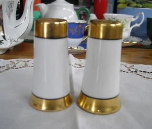 Salero y pimentero vintage blanco y dorado ~ Juego de 2 ~ - Imagen 1 de 5