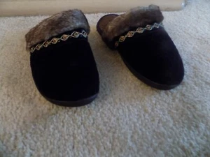 Isotoner Signature Womens Size 7 Slippers - Picture 1 of 2