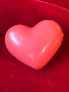 Vintage Made Taiwan Kunststoff Puffy Herz Anstecknadel Brosche rot 80er 1,25" - Bild 1 von 2