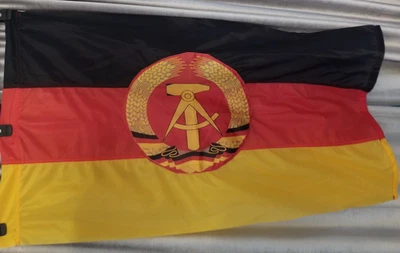 Bandera de Alemania Oriental de colección de Alemania Oriental de los años 80 con puntada de 2 lados en emblema Foto 1 de 4