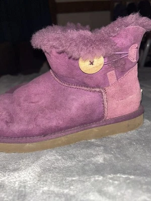 Botas femininas UGG Mini Bailey Button II tamanho 8 roxas - Imagem 1 de 4