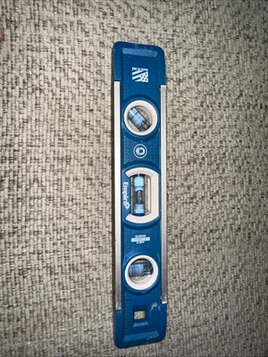 EM81.9G 9 Inch Magnetic Torpedo Level W/Overhead Viewing Slot Made in USA used - Image 1 of 2