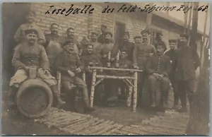ERA DE LA PRIMERA GUERRA MUNDIAL 1917 SOLDADOS ALEMANES BEBIENDO ANTIGUA FOTO REAL POSTAL RPPC - Imagen 1 de 2