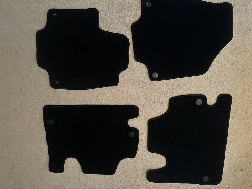 Juego de 4 alfombrillas Chrysler Pacifica 2024 OEM. Foto 1 de 3