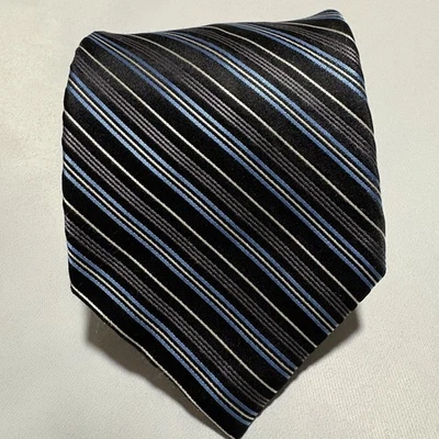 Gravata Claiborne 100% seda 4” x 58” listrada azul preta feita à mão padrão geométrico - Imagem 1 de 4