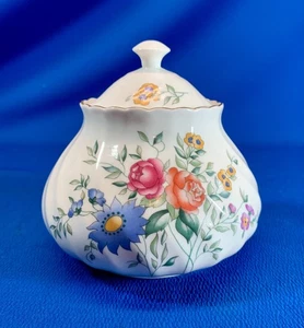 WEDGEWOOD BONE CHINA AVEBURY LIDDED SUGAR BOWL - Picture 1 of 4