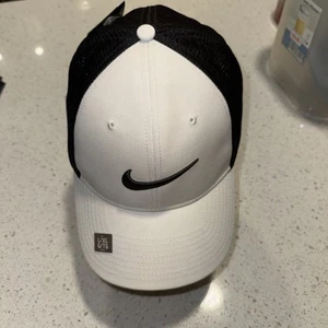 Nike Golf Trucker Hat Stretch fit Cap L/XL - New With Tags - Picture 1 of 6