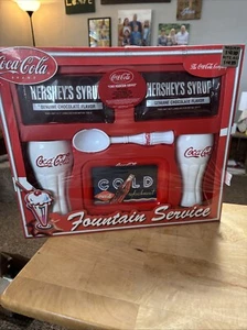 Coca-Cola Brunnen Service Geschenkset Nagelneu Versiegelt 2 Tassen & Eisportionierer - Bild 1 von 12