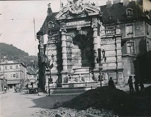 BESANÇON c. 1900-20 - Utinam - Place Jean Cornet Autos Drapeaux Doubs - DIV 6812 - Picture 1 of 2