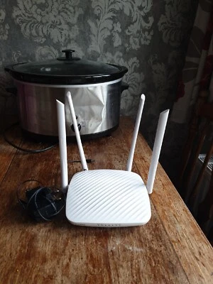 Tenda F9 600Mbps Wi-Fi Router with 4 * 6dBi Antennas, Easy Setup, Beamforming - Image 1 of 4