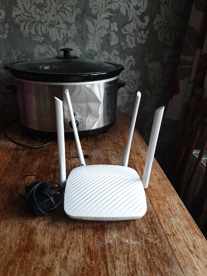 Tenda F9 600Mbps Wi-Fi Router with 4 * 6dBi Antennas, Easy Setup, Beamforming - Image 1 of 4