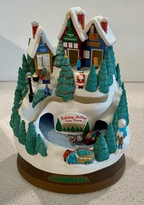 Hallmark Keepsake Natale Vacanze Hilltop Albero Fattoria Luce Suono Movimento 2003 - Foto 1 di 9