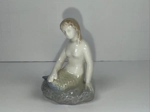 Statuina sirena porcellana vintage 2-1/2" seduta su roccia - Foto 1 di 6