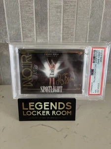 2023 Panini Noir Spotlight Signatures Horizontal #SSHLBD Larry Bird PSA 7 - Bild 1 von 2