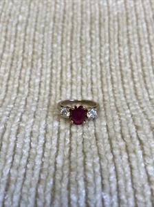 Precioso anillo de oro amarillo de 14K con 2 diamantes y rubí grande - Imagen 1 de 13