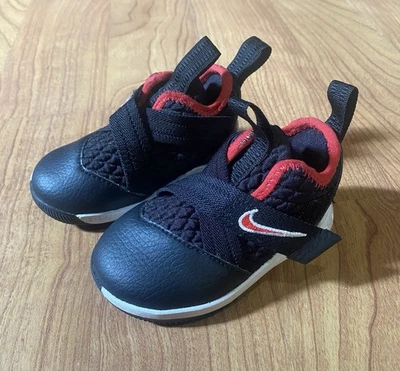 耐克 LeBron Soldier 运动鞋 学步儿童 4 码 黑色 红色钩环闭合 中帮 — 第 1/4 张图片