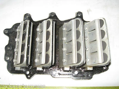 Johnson Evinrude 1968 100 hp válvulas de caña ¡jaula de válvula agua dulce! 100883B BUENO Foto 1 de 4