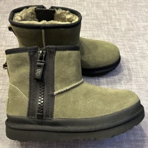 UGG Clásico Mini Cinta con Cremallera Logo 1143699K Juvenil Talla 4 NUEVO - Imagen 1 de 11