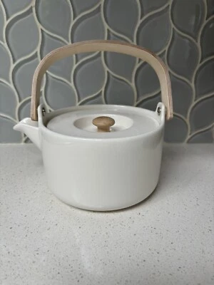 Tetera de cerámica Marimekko con cesta coladora mango de abedul blanca 3" x 5,5" Foto 1 de 4