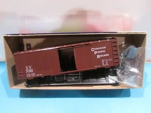 HO Scale RoundHouse 1056 40' Box Car Kit Canadian Pacific Railway RH4326 - Picture 1 of 3