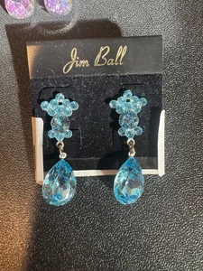 Orecchini Jim Ball blu ghiaccio sfilata cristallo nuovi con etichetta OFFERTA! 1 7/8 pollici - Foto 1 di 1