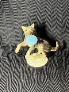 Retired Hagen Renaker German Shepherd w/ Frisbee - Picture 1 of 9