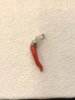Corno ciondolo di Corallo e argento(cm 2,5) -Gioielleria Ottaviani Roma dal 1894 - Immagine 1 di 2