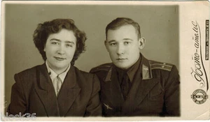 1956 Photo of Soviet Aviation Leiutenant with his spouse in Chelyabinsk - Bild 1 von 2