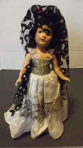 Vintage Komposition spanische Puppe 11 Zoll schwarze Haare schönes Satinkleid - Bild 1 von 8